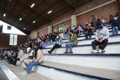 La Universidad Central es uno de los puntos masivos, en Quito, donde la ciudadanía acude a vacunarse.