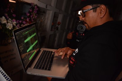 Expertos analizan los audios obtenidos.