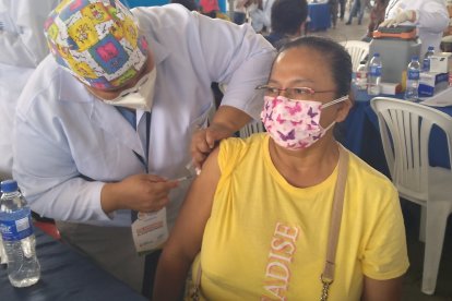 Florinda Lavayen no quiere morir como su tía, por eso recibió su primera dosis.