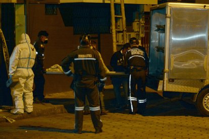 Los cuerpos fueron llevados a la morgue para hacer el examen toxicológico.