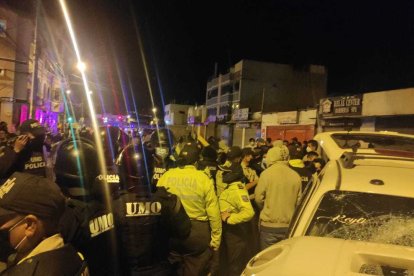Los policías llegaron a tiempo al lugar de los hechos.
