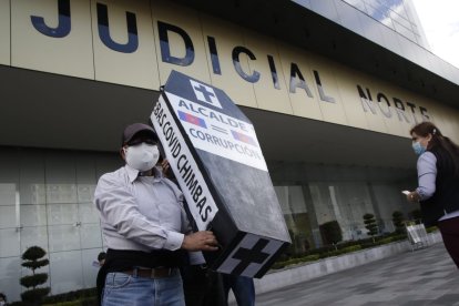 Decenas de personas se apostaron afuera del Complejo Judicial Norte exigiendo la salida del alcalde removido.