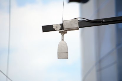 Los pillos rompieron una de las cámaras para que no grabara mientras ellos entraban a una óptica.