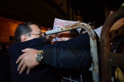 A su salida del Municipio saludó con sus simpatizantes