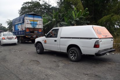 Los huecos en la vía son evidentes y afectan la salud y el traslado de productos.
