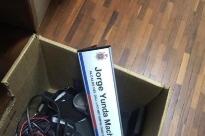 El letrero con el nombre de Yunda metido en un cartón.