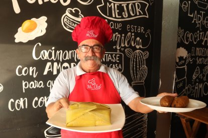 Una de las especialidades de Carlos Uquillas 

son las humitas, las que invitó a degustar al Presidente de la República, luego de su elección.