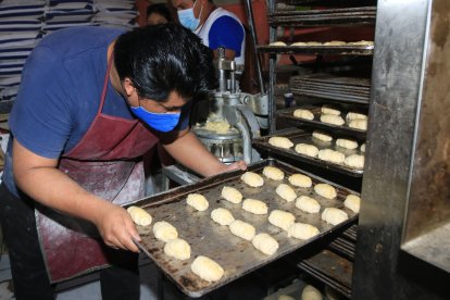Por la crisis, los  panificadores ya no pueden pagar a trabajadores y doblan turnos.