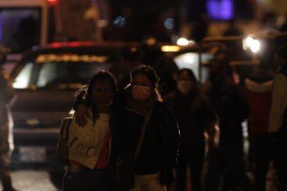 Los familiares esperan desesperados afuera de la cárcel por algo de información de los reclusos.