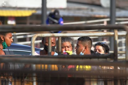 Familiares de los privados de libertad buscan saber de su suerte en Guayaquil.