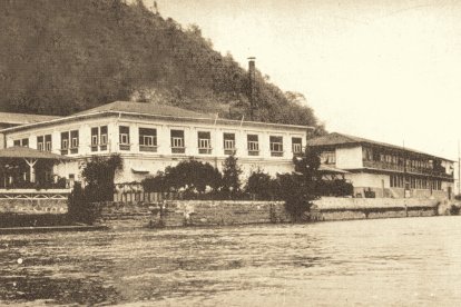 Una postal de la fábrica de la Cervecería Nacional, en 1908.