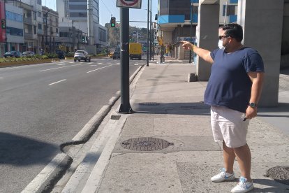 César Loor señala de dónde salió uno de los 'choros' que lo asaltó por primera vez en Guayaquil.