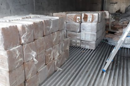 La droga, con un peso total de dos toneladas, estaba en contenedores de pescado congelado.