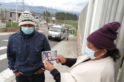 María muestra el retrato de su hijo asesinado en la cárcel de Latacunga. Llegó a Ambato.
