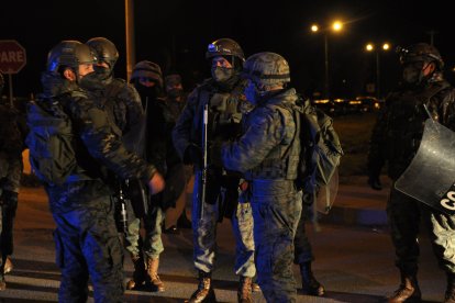 Los militares resguardan las afueras de la cárcel de Cotopaxi.