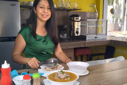 Los clientes de Janeth van a su local para comer su encebollado y ponerse 'power'.