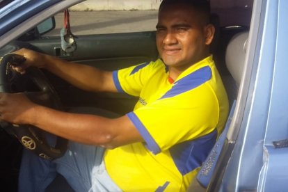 Omar no sabe ni cómo fue a dar en el auto de un vecino, por andar 'plutote'.