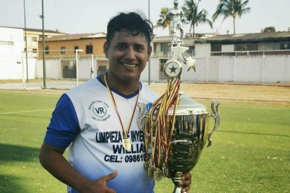 Bryan perdió el chance de ser policía, pues por pelotear salió lesionado.