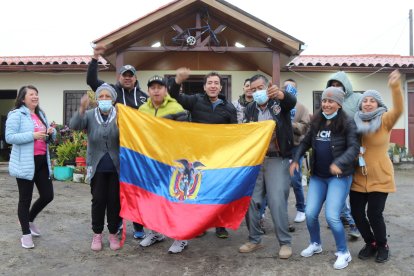 Amigos y familiares de Richard Carapaz en el festejo en su casa en Carchi.