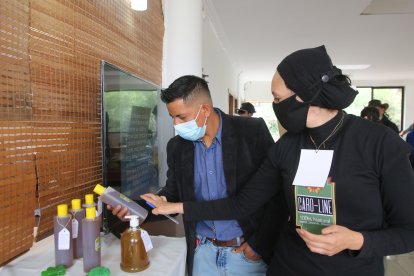 Productos cosméticos como shampoo y jabones también se producen.