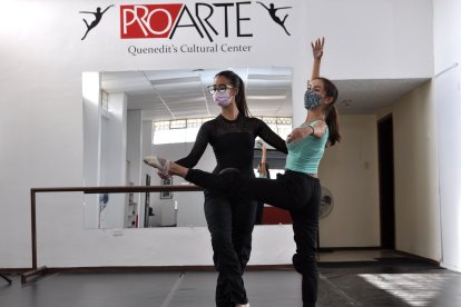 A Samantha le encanta ser maestra de baile.