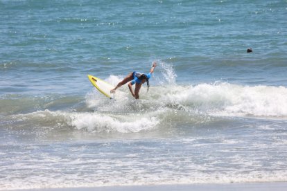 Mimi Barona, representante de Ecuador en los Juegos Olímpicos, en categoría Surf.