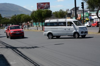 2. No existen señales de carriles, por lo que los conductores no los respetan.