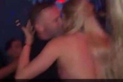 Wayne Rooney habría conocido a varias chicas en una discoteca.