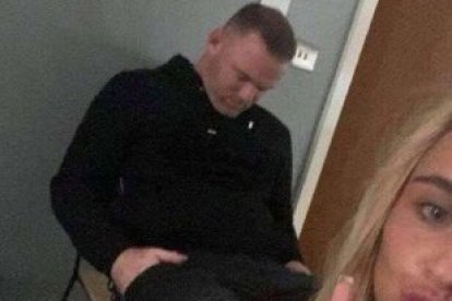 Rooney se quedó dormido, en plena fiesta.