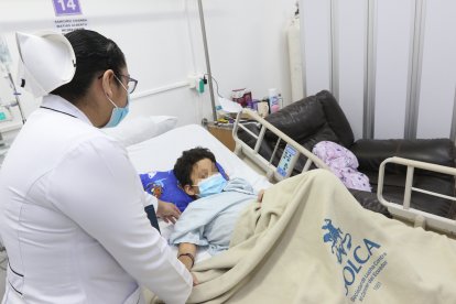 Las visitas por cada camilla son infaltables para Mercedes. Son parte del tratamiento del amor.