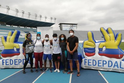 La actual entrenadora junto a varios de los atletas con discapacidad que están bajo su dirección.