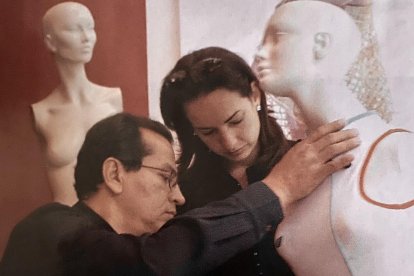 Junto a su ‘niña’, la diseñadora Olga Doumet, de quien fue su profesor.