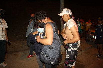 Los dos turistas rescatados con mucho frío.