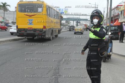 El agente de la CTE Byron Munizaga auxilio al taxista informal y lo llevó hasta una casa de salud de Durán.