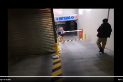 Escena en la cual la chica se despide del conductor, mientas él la filma.