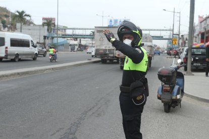 El agente de la CTE Byron Munizaga auxilio al taxista informal y lo llevó hasta una casa de salud de Durán.