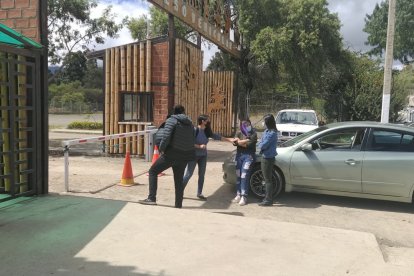 Concejales y periodistas agurdaban por información en los exteriores del Centro de Conservación Orillas del Zamora.