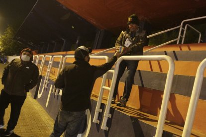 En ocasiones, los moradores les dan donaciones, como ropa y alimentos.