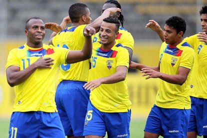 Benítez (i) marcó su último gol con la Tricolor, ante Paraguay, un 26 de marzo de 2013.