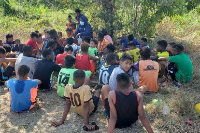 Un pequeño árbol sirve de camerino para los chicos de la escuela de Socio Vivienda.