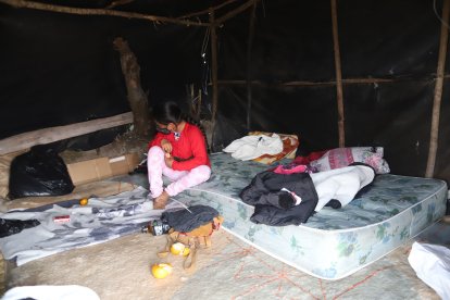 Duermen en colchones y con pocas pertenencias.