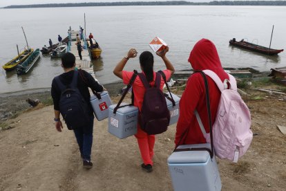 Los brigadistas tuvieron que llevar las vacunas en lanchas.
