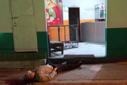 El cuerpo de Gonzalo Romero Vera quedó sobre la vereda, junto a la puerta de ingreso de su trabajo.