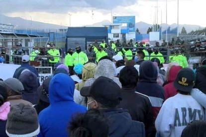 Luego del motín, los moradores de Patután hicieron un plantón afuera de la cárcel de Latacunga.