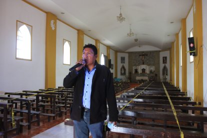Apolinario Yánez, presidente del poblado, hace un llamado a sus vecinos desde la iglesia.