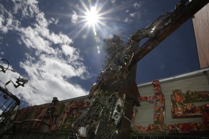 Este Cristo crucificado lo hizo en homenaje a su padre y hermano, quienes murieron hace poco con COVID-19.