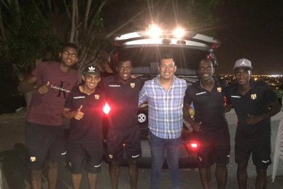 Frank Gallardo tunea los carros de jugadores.