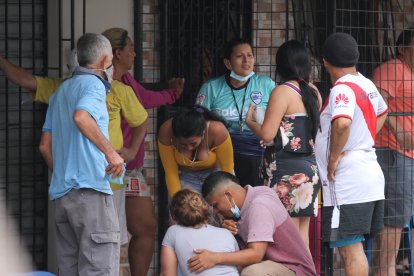 Familiares estaban consternados el suceso que arrebató la vida de su ser querido.
MUERTA EN LA VEREDA 31 DE JULIO DEL 2021 GUAYAQUIL-ECUADOR