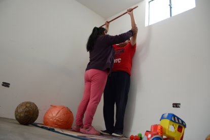 La madre destina su tiempo para ayudar con las terapias que su hijo necesita.