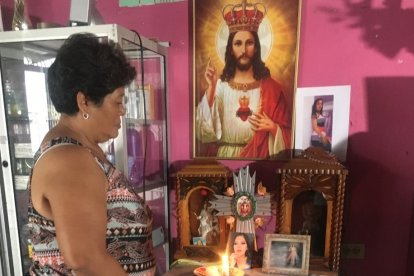 Nube Dolores reza frente a un pequeño altar en donde ha colocado la foto de su hija Johanna, desaparecida desde el 16 de abril pasado.